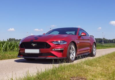 Ford Mustang fahren Erdweg